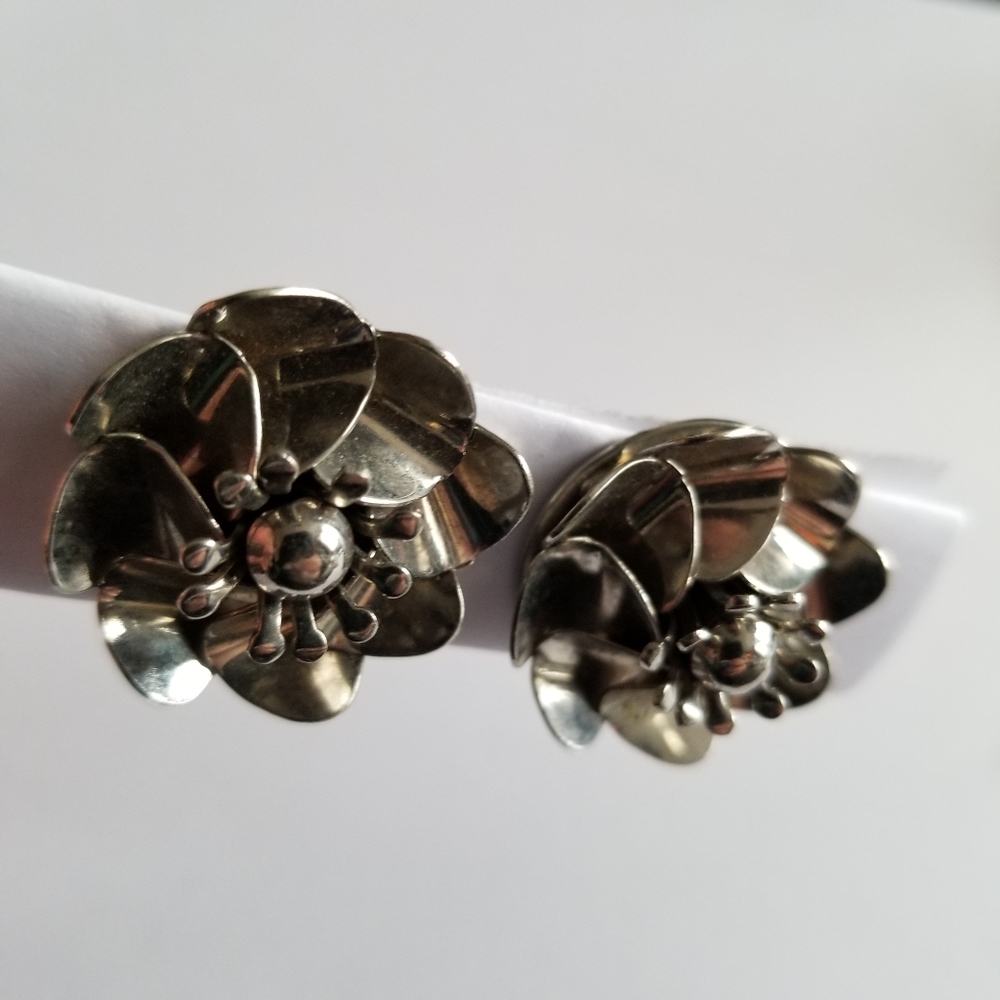 Vintage earrings flower clip on silver tone pinwheel floral chunky propeller - Picture 10 of 13